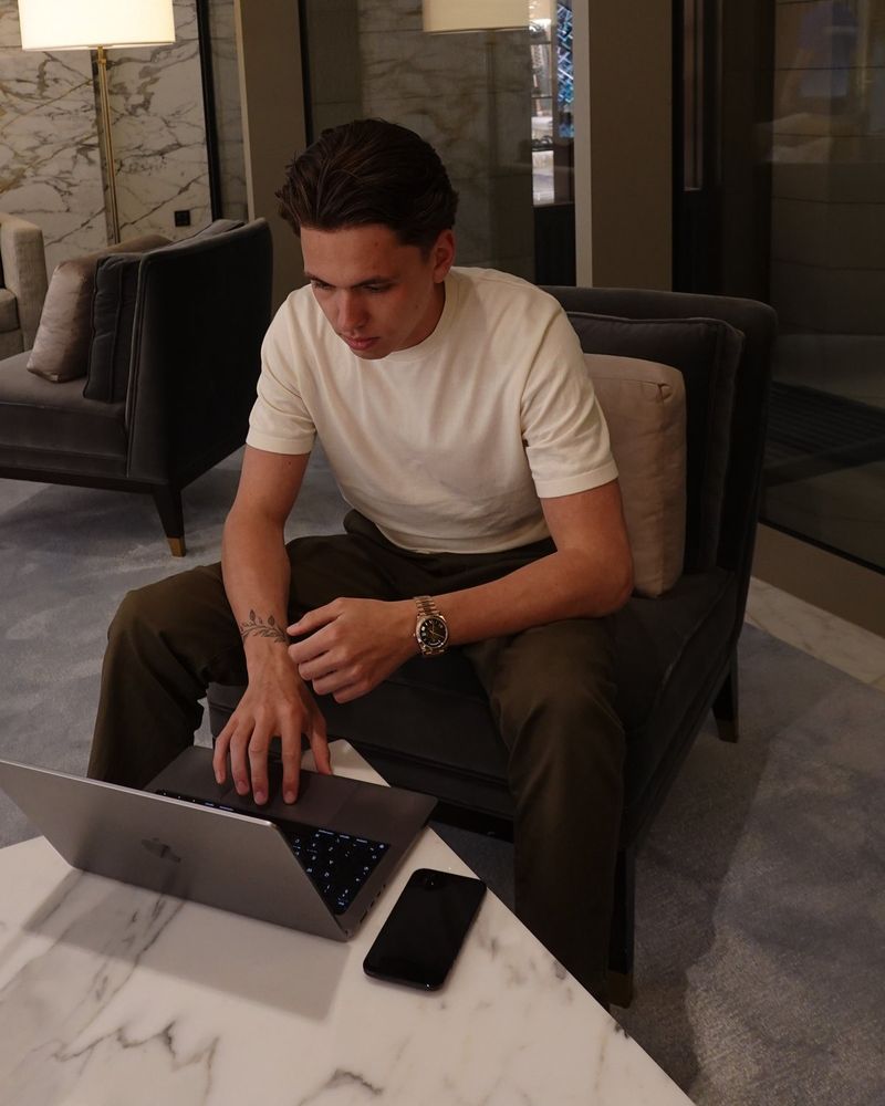 Bodhi de Chene van TALOS42 aan het werk op zijn laptop